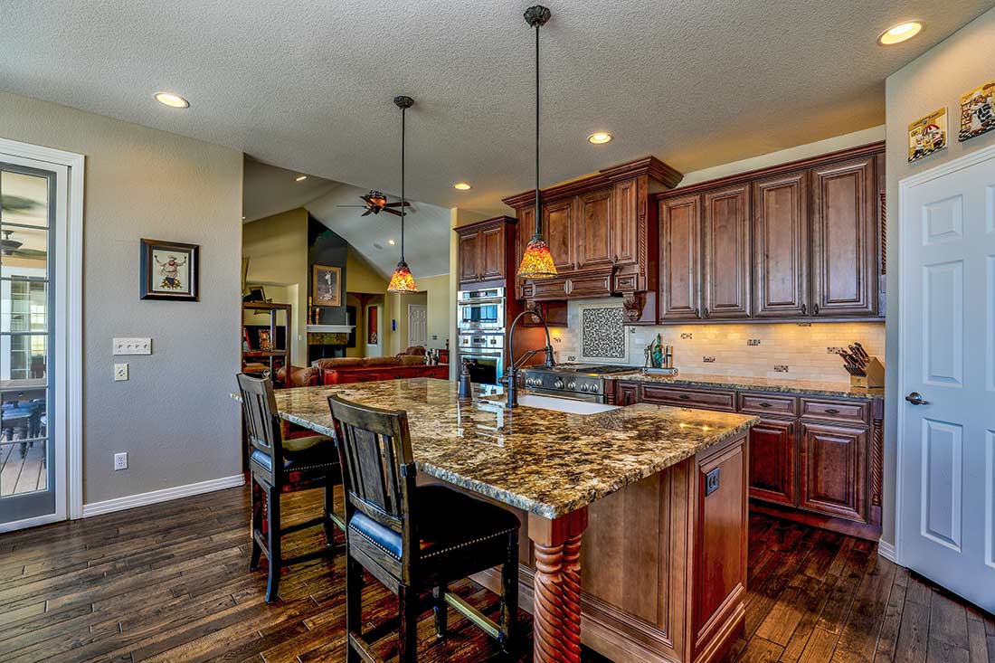 Gold kitchen countertops – a fine choice for any home